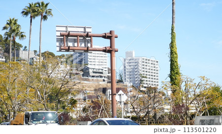 熱海のリゾートマンションとホテルの街並み 113501220