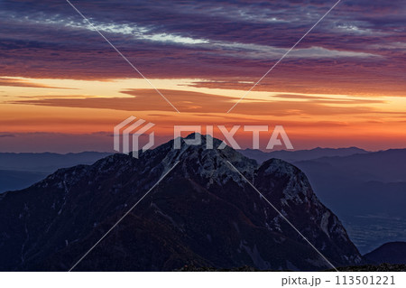 南アルプス・仙丈ヶ岳から見る夜明けの甲斐駒ヶ岳 113501221