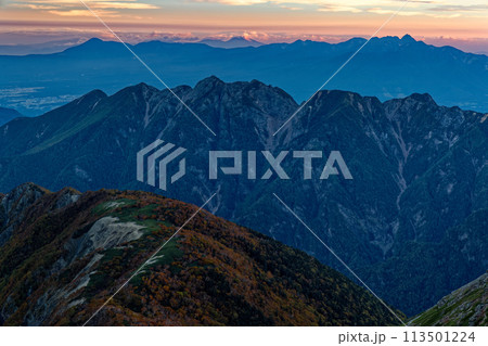 南アルプス・仙丈ヶ岳から見る夜明けの八ヶ岳・浅間山と鋸岳 113501224