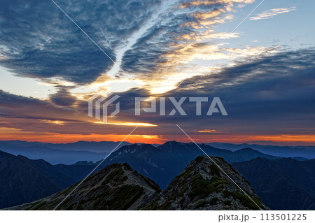 南アルプス・仙丈ヶ岳から朝の鳳凰三山 南アルプス・仙丈ヶ岳から朝の鳳凰三山 113501225