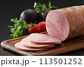 カッティングボードに盛り付けられたロースハム・ロースハムカットイメージ 113501252
