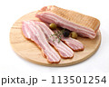新鮮なベーコン・美味しいベーコンの盛り付けイメージ・ブロック、カットベーコンのカットイメージ 113501254