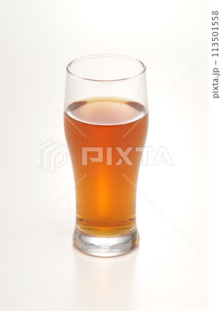 白い背景のグラスに入ったウーロン茶・グラスに入ったウーロン茶イメージ 113501558