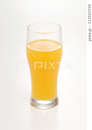 白い背景のオレンジジュース・グラスに入ったオレンジジュース 白い背景のオレンジジュース・グラスに入ったオレンジジュース 113501559