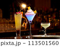 カラフルなカクテル・バーカウンターに並んだカクテルイメージ 113501560