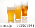 白背景でグラスに注がれた生ビール、オレンジジュース、ウーロン茶 113501561