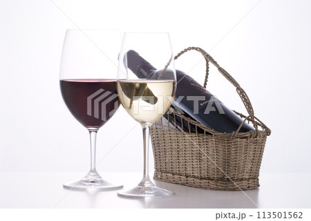 グラスに注がれた赤白のワイン・グラスワイン・グラスワインのイメージ 113501562