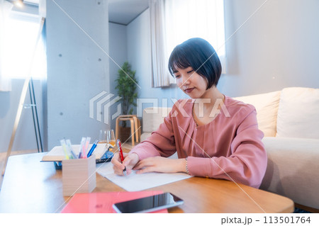 自宅で勉強をする女性/読書/リスキリング 自宅で勉強をする女性/読書/リスキリング 113501764