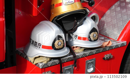 消防車に置かれた東京消防庁のヘルメットの写真素材 [113502109] - PIXTA