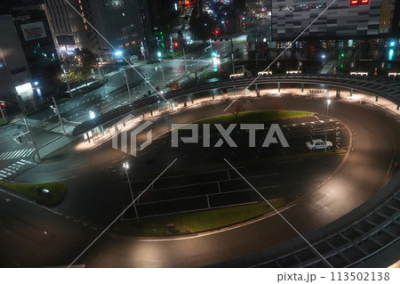 夜の富山駅バスターミナルロータリー 夜の富山駅バスターミナルロータリー 113502138