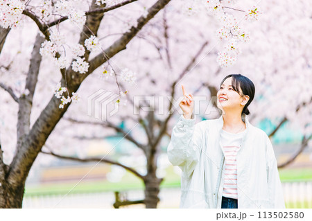 桜の花と若い女性 113502580