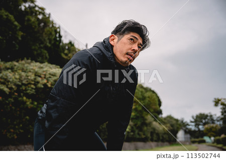 ランニング　ジョギング　息切れ　男性 113502744