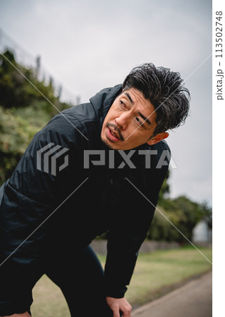 ランニング　ジョギング　息切れ　男性 113502748