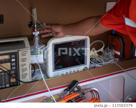Emergency care workers turn on the ventilator in the ambulance. Emergency care workers turn on the ventilator in the ambulance. 113503379