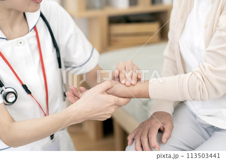 女性看護師　訪問看護　在宅医療　脈拍　バイタルサイン　ボディパーツ　パーツ　手元 113503441