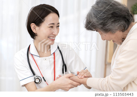 女性看護師　訪問看護　在宅医療　脈拍　バイタルサイン 113503443