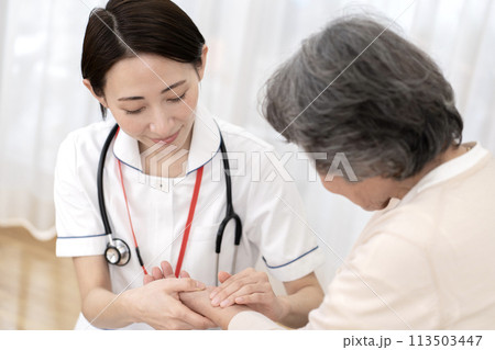 女性看護師　訪問看護　在宅医療　脈拍　バイタルサイン 113503447