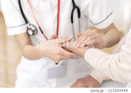 女性看護師　訪問看護　在宅医療　脈拍　バイタルサイン　ボディパーツ　パーツ　手元 113503448