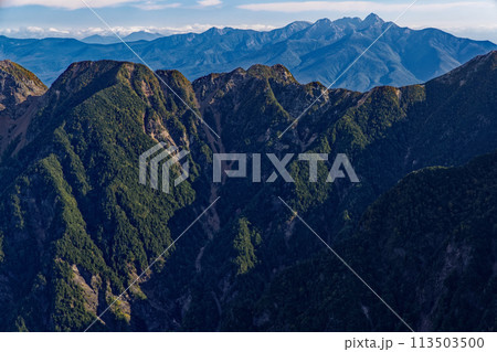 南アルプス・小仙丈ヶ岳から見る鋸岳と八ヶ岳の山並み 113503500