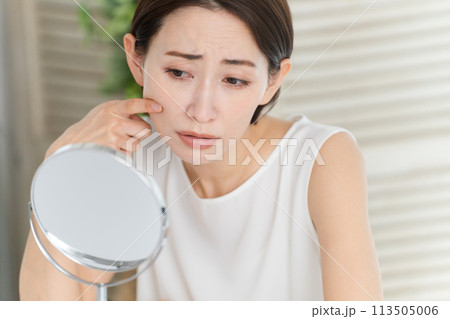 スキンケアをする若い女性 ビューティーイメージ スキンケアをする若い女性 ビューティーイメージ 113505006