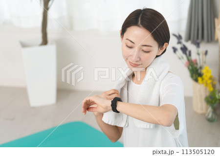 スマートウォッチを観ている若い女性 スポーツイメージ スマートウォッチを観ている若い女性 スポーツイメージ 113505120