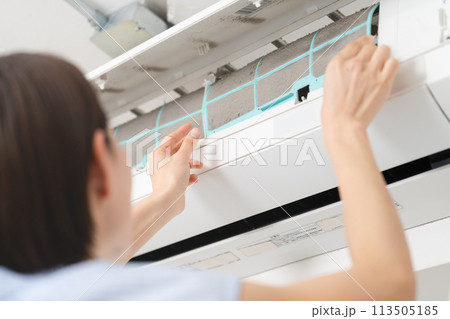 エアコンのフィルターを掃除する若い女性　ライフスタイルイメージ 113505185