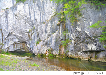 東北・猊鼻渓・舟下り・圧巻の大きさ、大猊鼻岩と、その前を流れる砂鉄川・岩手県一関市(1) 113505321