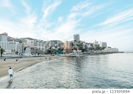 《静岡県》 熱海の街並みと熱海サンビーチの風景 《静岡県》 熱海の街並みと熱海サンビーチの風景 113505694