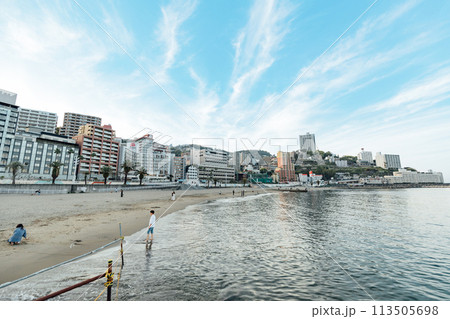 《静岡県》 熱海の街並みと熱海サンビーチの風景 《静岡県》 熱海の街並みと熱海サンビーチの風景 113505698