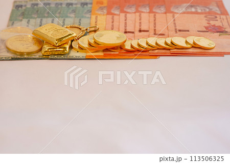 美しい金貨とお札の共演 113506325