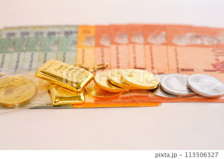 美しい金貨とお札の共演 美しい金貨とお札の共演 113506327