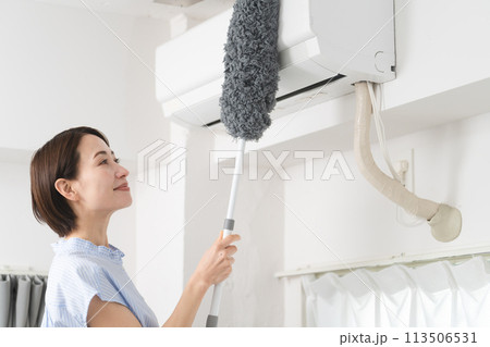 エアコンを掃除する若い女性　ライフスタイルイメージ 113506531