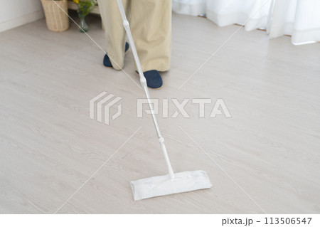 床掃除をする若い女性　ライフスタイルイメージ	 113506547