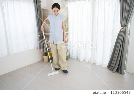 床掃除をする若い女性　ライフスタイルイメージ	 113506548