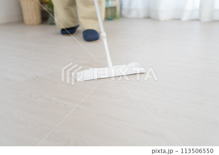 床掃除をする若い女性　ライフスタイルイメージ	 113506550