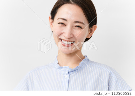半袖ブラウスの若い女性 半袖ブラウスの若い女性 113506552