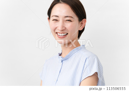 半袖ブラウスの若い女性 113506555