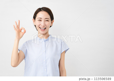 半袖ブラウスの若い女性 半袖ブラウスの若い女性 113506589