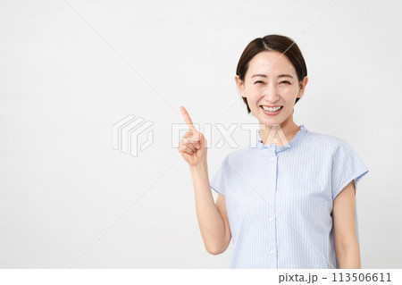 半袖ブラウスの若い女性 半袖ブラウスの若い女性 113506611