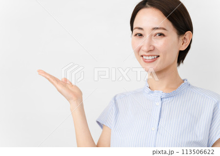 半袖ブラウスの若い女性 113506622