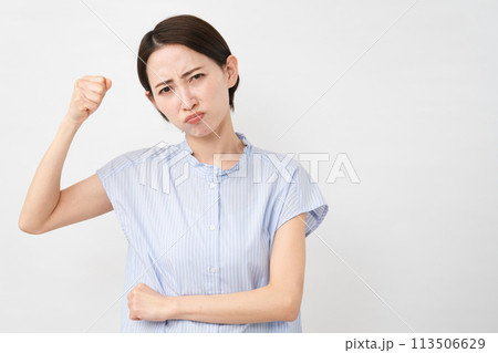 半袖ブラウスの若い女性 113506629