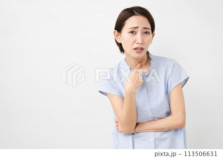 半袖ブラウスの若い女性 113506631