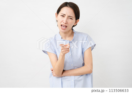 半袖ブラウスの若い女性 113506633