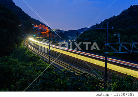 夜行列車をスローシャッター撮影 夜行列車をスローシャッター撮影 113507585