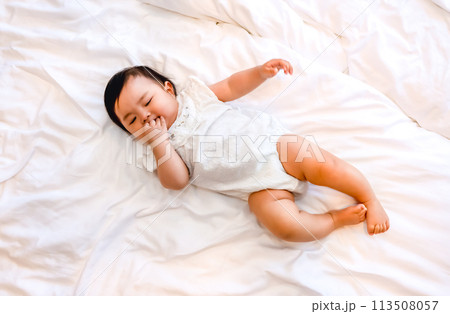 寝返りをしようと頑張る新生児 113508057