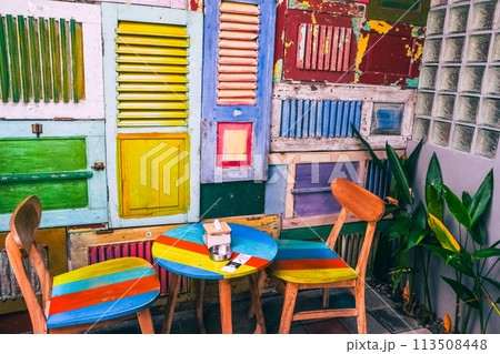 カラフルでアートな世界観のカフェ 113508448