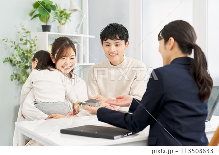 不動産の案内を受ける家族 113508633