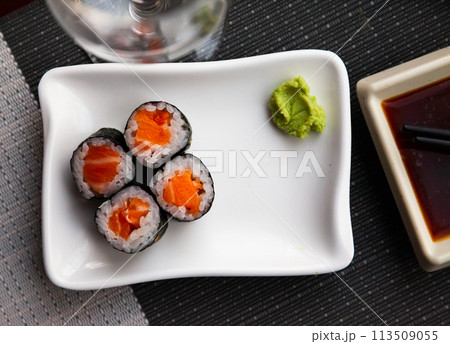 Sushi maki with salmon 113509055