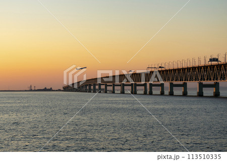 夕方の関空連絡橋の風景 関西国際空港の風景 113510335
