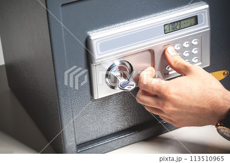 hand opened a safe, close up 113510965
